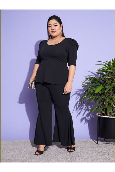 Sassafras By Styli قميص ببلوم بفتحة رقبة دائرية وبنطلون بكسرات