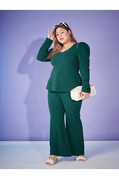 Sassafras By Styli تنسيق بلوزة ببلوم مزخرفة مع بنطلون واسع من الأسفل