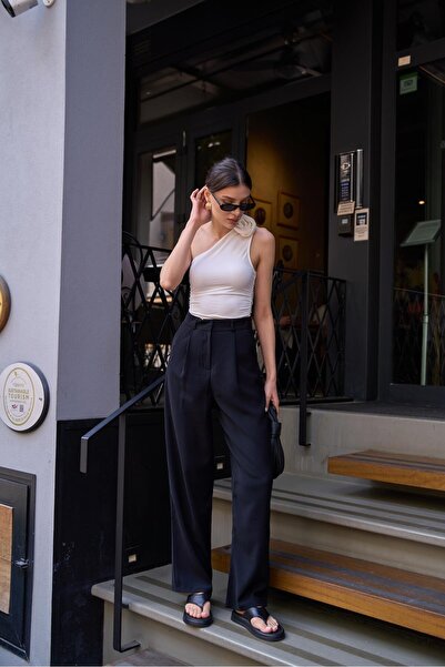 YOUR NAME Tek Omuz Yanları Büzgülü Güllü Beyaz Kadın Bluz