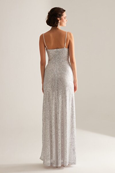 BETTY & SAM Askılı Degaje Yaka Yırtmaçlı Pullu Gümüş Gece Elbisesi