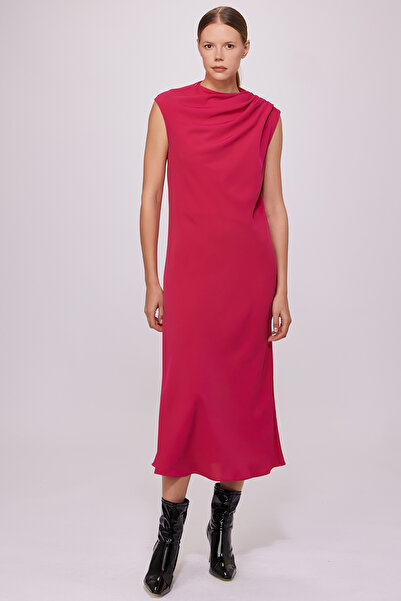 Berr-ın Yakası Pileli Uzun Elbise Fuşya