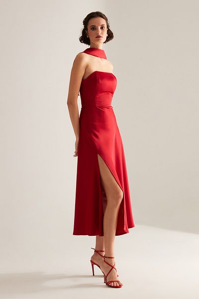 BETTY & SAM Brera Rotes, trägerloses Kleid aus Satin mit Schlitz und Schal