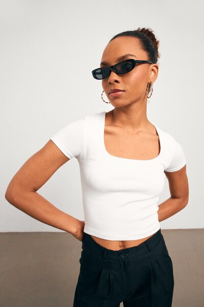 YOUR NAME Γυναικείο μπλουζάκι με τετράγωνο λαιμόκοψη σε λευκό χρώμα