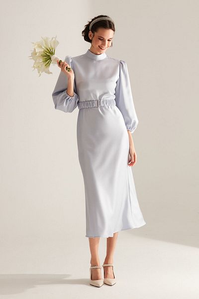 BETTY & SAM Hellblaues Abendkleid von Berthe mit prächtigem Kragen