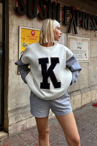 Swist Damen-Sweatshirt aus Baumwolle mit K-Stickerei in Weiß und Grau