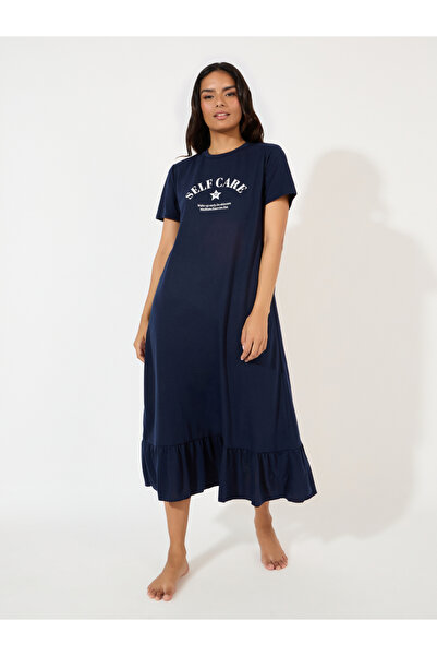 Styli فستان نوم تي شيرت بحاشية مكشكشة وشعار العناية الذاتية