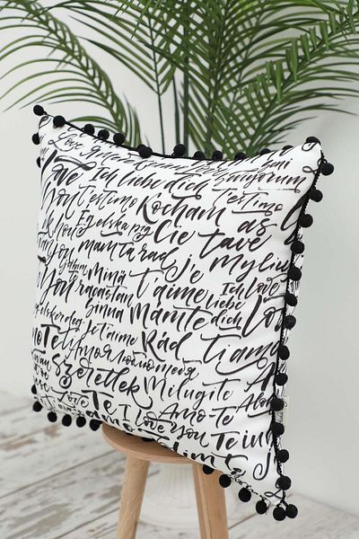 Aisha's Design غطاء وسادة منقوش بخط اليد مع حواف بوم بوم - 45x45 سم، k-401