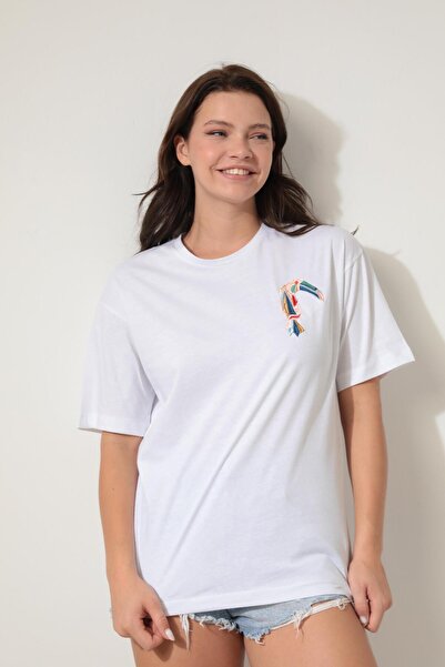 AMİDA Γυναικείο μπλουζάκι με λαιμόκοψη με κέντημα Oversize - White Parrot 2422