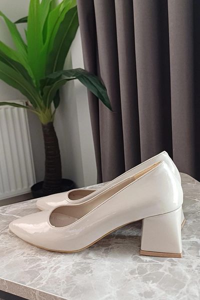 Preshley Stiletto cu toc gros de 6,5 cm din piele lăcuită Nova crem