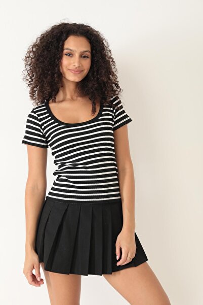 AMİDA Amida Beyaz Çizgili Derin Yuvarklak Yaka Kısa Kollu Kadın T-shirt- 2405