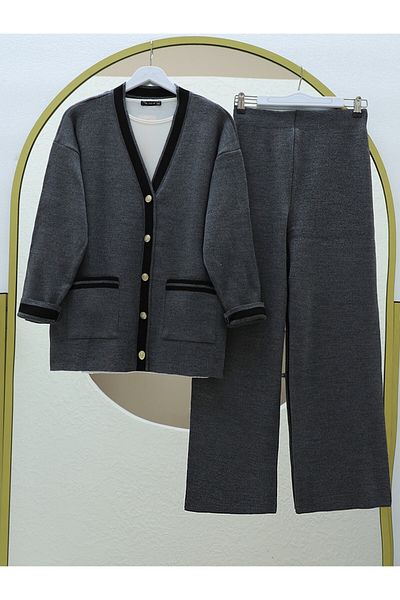 Modamorfo Strick-Cardigan-Doppelset mit Metallknöpfen und Taschen – geräuchert
