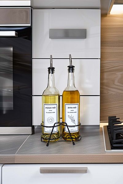 Jenisa 750 ml 2-Piece White Oil Bottle Set - Transparent Glass with Steel Non-Spill and Stopper Stand