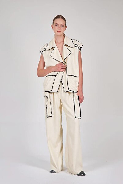 Coral سترة جيب بتفاصيل خياطة بلون كريمي