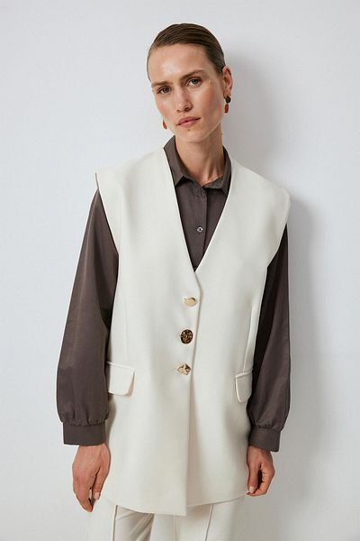 Touché Privé CREPE VEST WITH BUTTON DETAIL