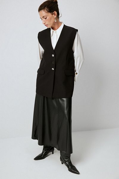 Touché Privé CREPE VEST WITH BUTTON DETAIL