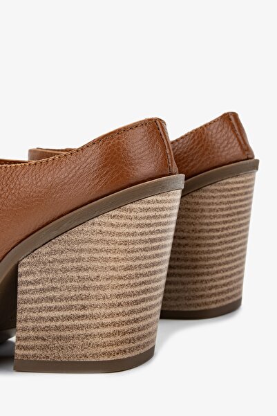 Valmenti Women's Tan Heeled Slippers