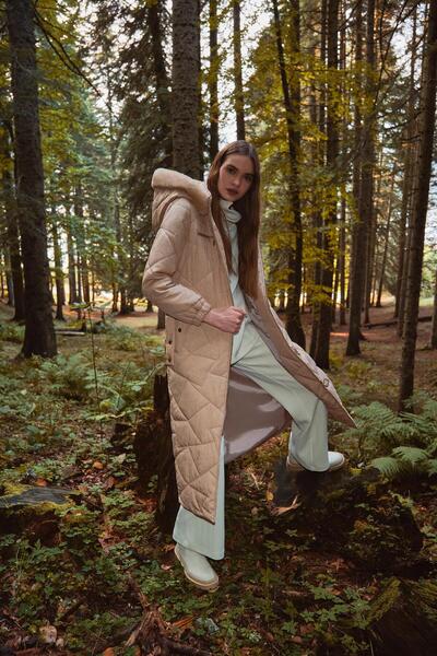 Zühre Μακρύ μπεζ παλτό με γούνινη λεπτομέρεια 13504