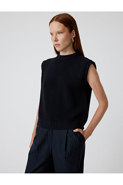 Koton Yuvarlak Yaka Arkası Pencere Detaylı Triko Süveter