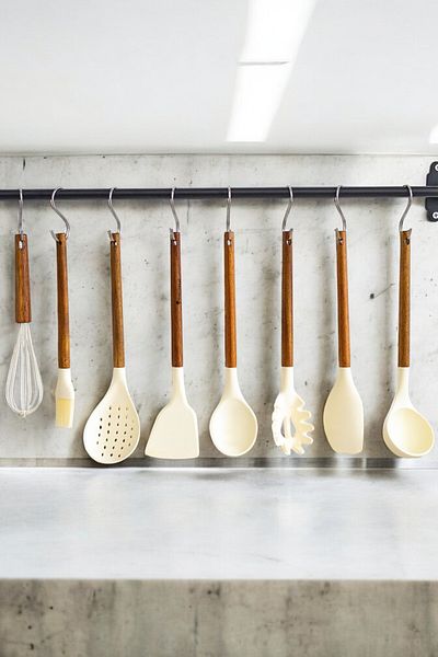 Mirilliahome Silicone Kitchenware with Acacia Handle, Serving Set