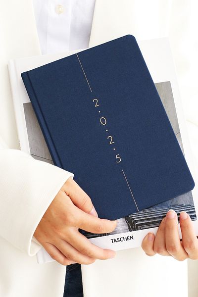 Matt Notebook أجندة أسبوعية من الكتان مقاس A5 مقاس 15x21 سم - 12 شهرًا باللون الأزرق الداكن