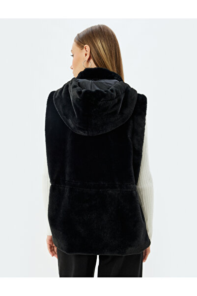 Koton Γιλέκο από ψεύτικη γούνα με κουκούλα - με κουμπιά και λεπτομέρεια τσέπης