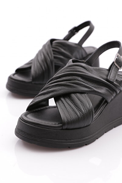 DGN 78-2432 Women's Cross-Strapped Thick Sole Sandals