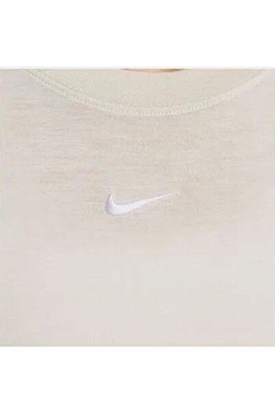 Nike Sportswear Essential Slim-Fit Cropped Short-Sleeve Kadın Tişört