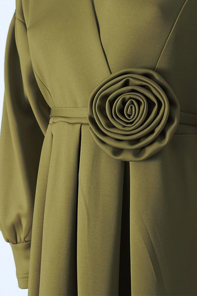 Hilal Moda Rochie plisată cu centură de trandafiri