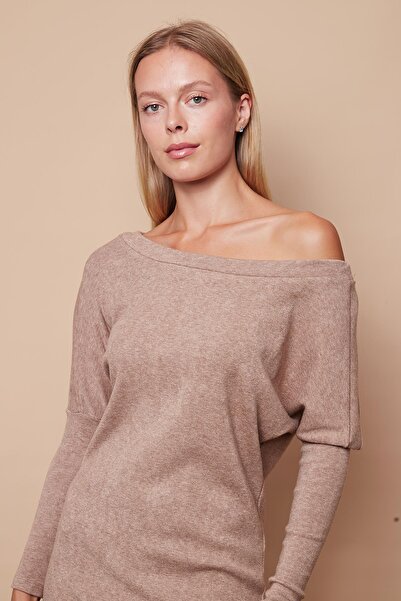 Jument Ελαστικό πλεκτό γυναικείο φόρεμα - λαιμόκοψη, μακρυμάνικο, μήκος μέχρι το γόνατο, καμηλό