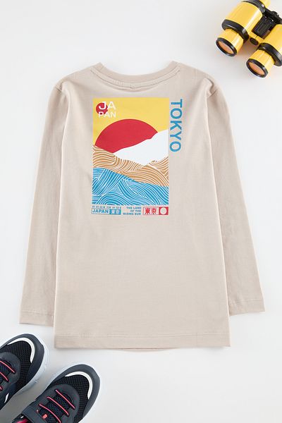 TRENDYOLKIDS Beigefarbenes, mit Rücken bedrucktes Strick-T-Shirt für Jungen TKDAW25TS00034