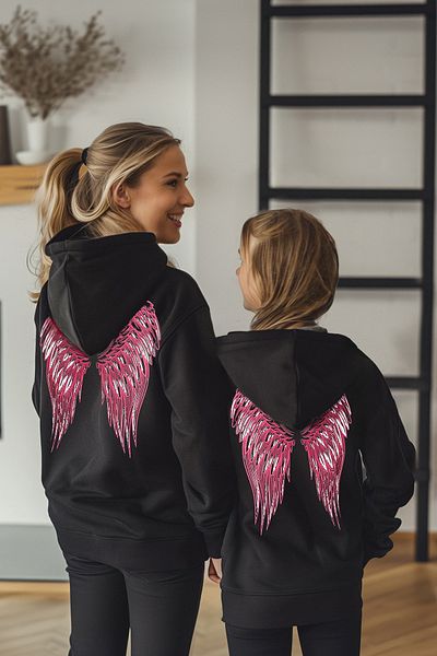 TRENDYOLKIDS Bedrucktes Mini-Me-Sweatshirt mit Mutter-Tochter-Rücken für Mädchen – Schwarz TKDAW25SW00050