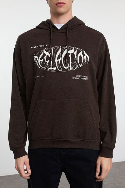 Trendyol Collection Braunes, übergroßes/breit geschnittenes, vorne besticktes, bedrucktes Fleece-Innen-Kapuzenpullover TMNAW25SW00018