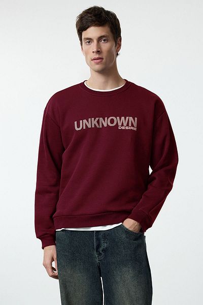 Trendyol Collection Burgunderrotes Oversize-Sweatshirt mit Textdruck – Rundhalsausschnitt, Fleece, TMNAW25SW00047