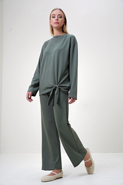 Trend Alaçatı Stili Khaki Colored Women's Blouse and Trousers Set - Crew Neck, Tie Detail, Modal Fabric Alc-X12880