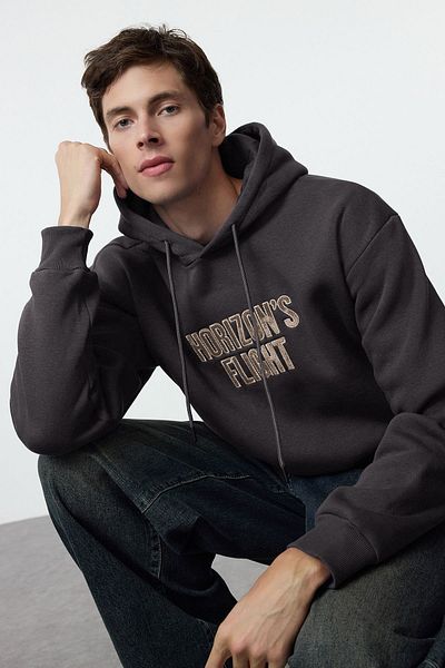 Trendyol Collection Anthrazitfarbenes, besticktes, übergroßes Fleece-Sweatshirt mit Kapuze – TMNAW25SW00038