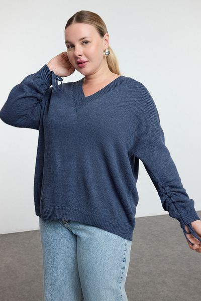 Trendyol Curve Indigofarbener Strickpullover mit V-Ausschnitt und Kordelzug-Detail TBBAW23AN00023