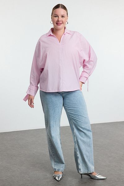 Trendyol Curve Rosa-weiß gestreifte Basic-Bluse mit langen Ärmeln und Gummizug hinten in Übergröße TBBAW25AF00022