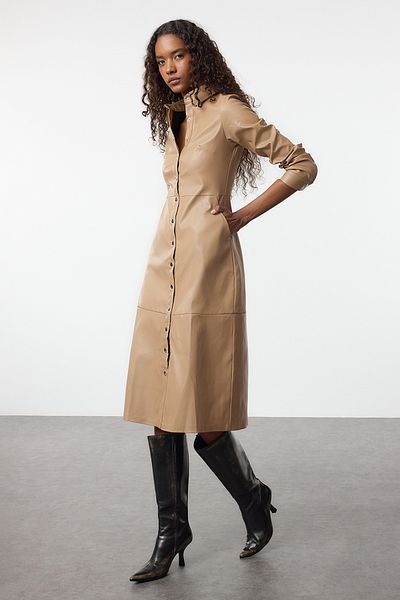 Trendyol Collection Φόρεμα μίντι πουκάμισο από συνθετικό δέρμα - Camel TWOAW25EL00420