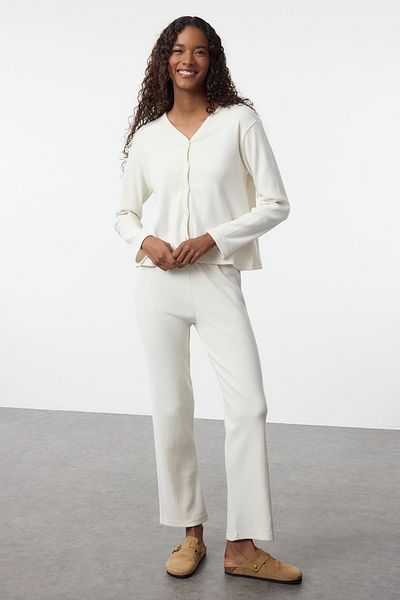 Trendyol Collection Ecrufarbenes, gebürstetes, weiches, geripptes Cardigan-Strick-Pyjama-Set THMAW25PT00074