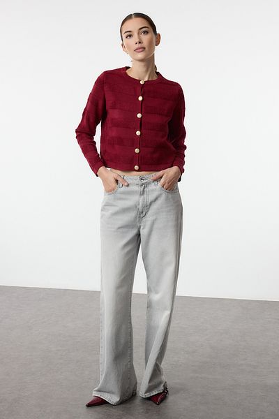 Trendyol Collection Weinroter Strick-Cardigan mit Rundhalsausschnitt TWOAW24HI00337
