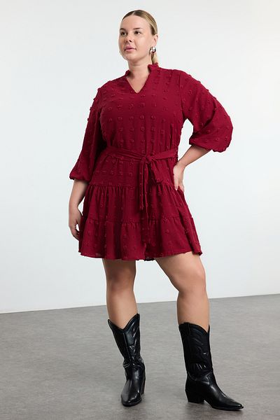 Trendyol Curve Burgunderrotes Mini-Kleid in Übergröße mit V-Ausschnitt, Ballonärmeln, Gürtel, Bommel, gewebt, TBBAW25AH00053