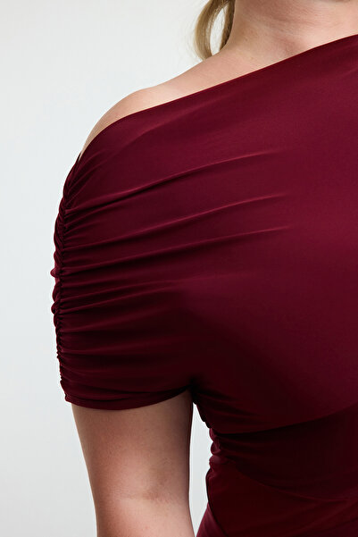 Trendyol Curve فستان ساندي محبوك باللون العنابي مقاس كبير TBBAW25AH00073