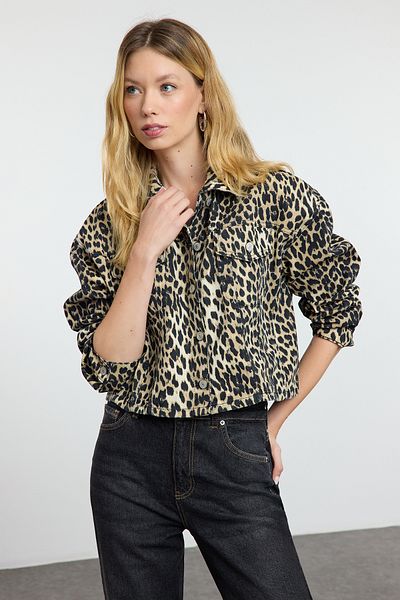 Trendyol Collection Braune Crop-Jeansjacke mit mehrfarbigem Leopardenmuster TWOSS21CE0046