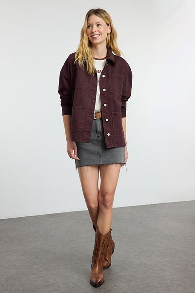 Trendyol Collection Denim-Hemdjacke aus burgunderrotem Wildleder mit kontrastierendem Kragen TWOAW25CE00026