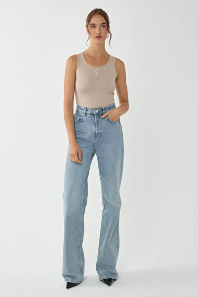 Hiccup Button Detailed Crop Top