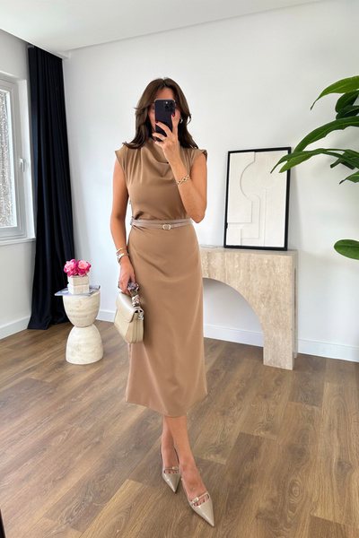 BİRCANÇİL فستان روزا مينك بدون أكمام بحزام