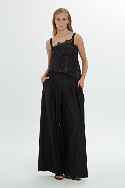 GİZİA Kalın Askılı Dantel Detaylı Asimetrik Siyah Bluz