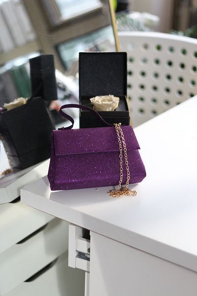 Moom Bag حقيبة كتف نسائية باللون الأرجواني اللامع مع تفاصيل مقبض