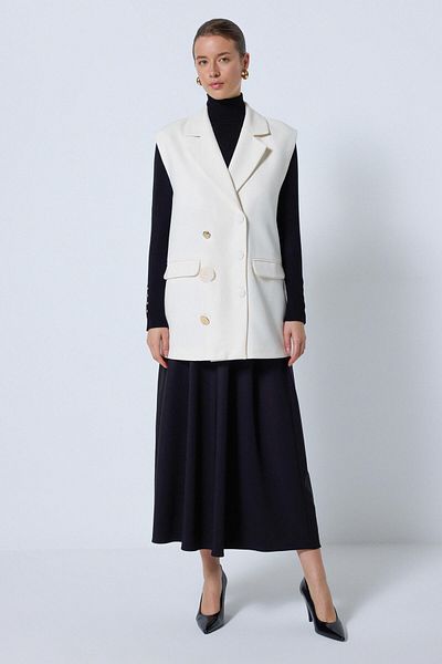 Touché Privé CREPE VEST WITH BUTTON DETAIL