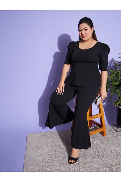 Sassafras By Styli قميص ببلوم بفتحة رقبة دائرية وبنطلون بكسرات